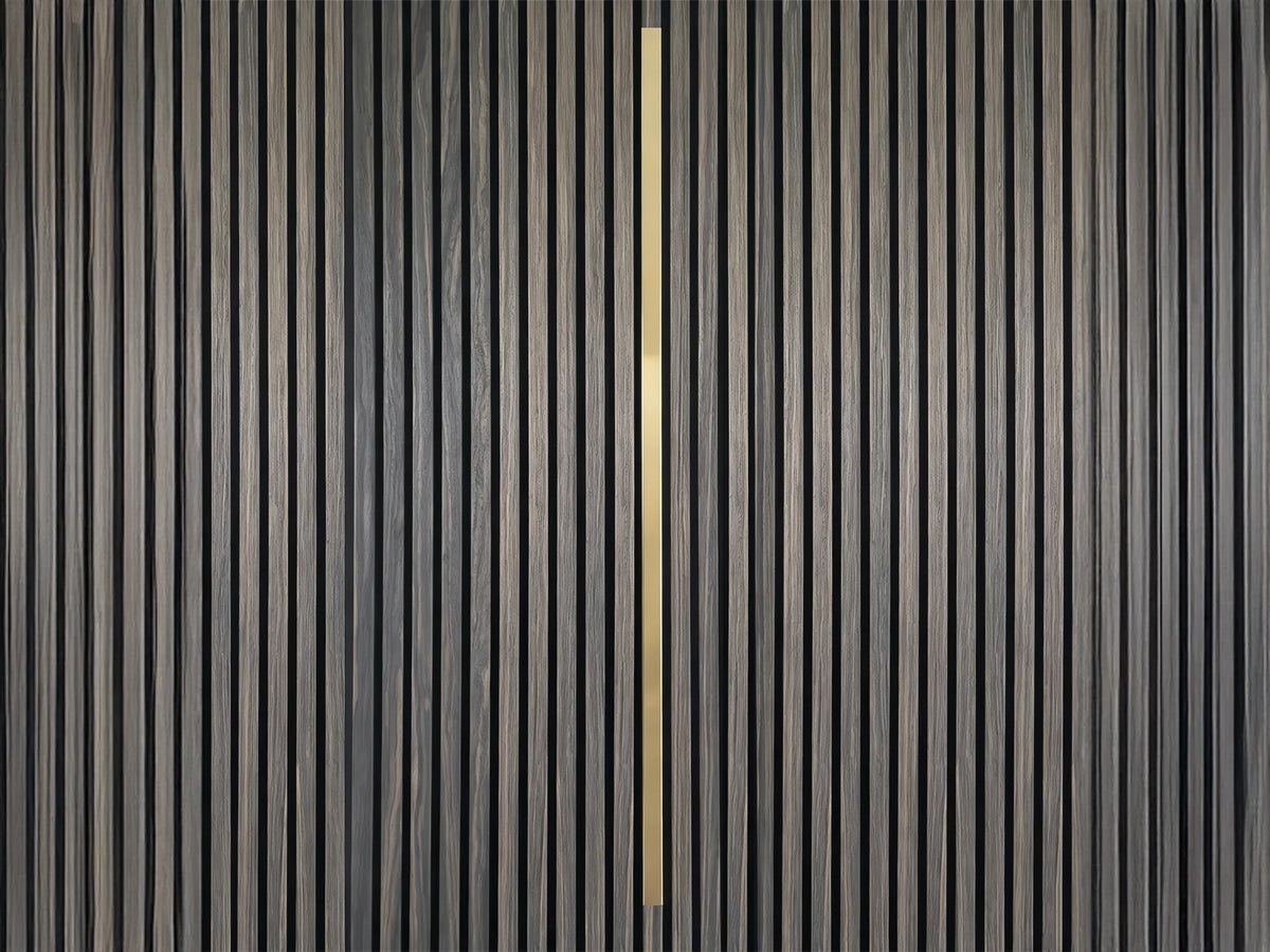 Adeqo sierstrip Goud van 120 cm in de wand van een akoestisch wandpaneel