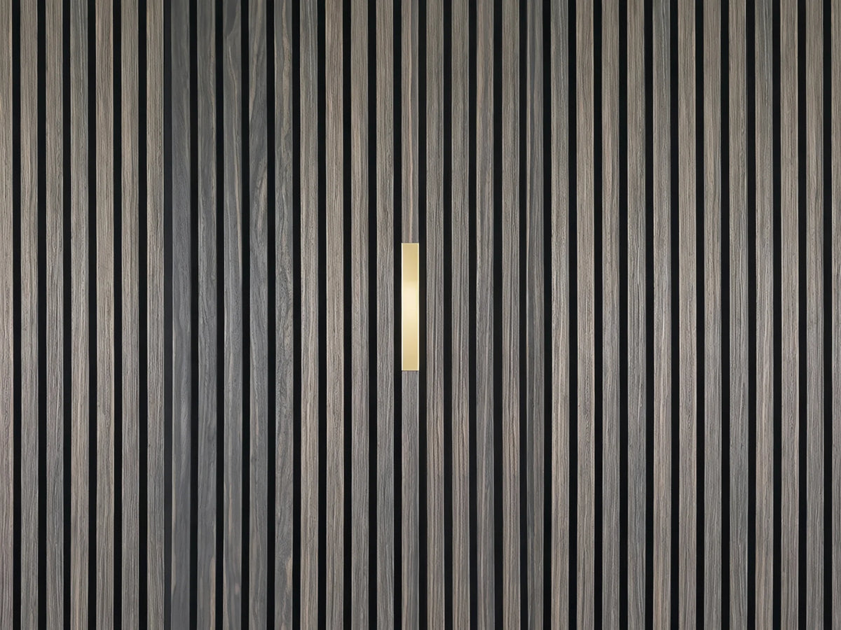 Adeqo sierstrip Goud van 20 cm in de wand van een akoestisch wandpaneel