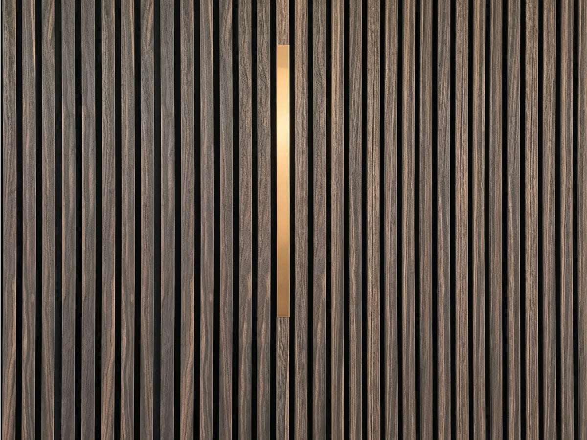 Adeqo sierstrip Rose Goud van 60 cm in de wand van een akoestisch wandpaneel