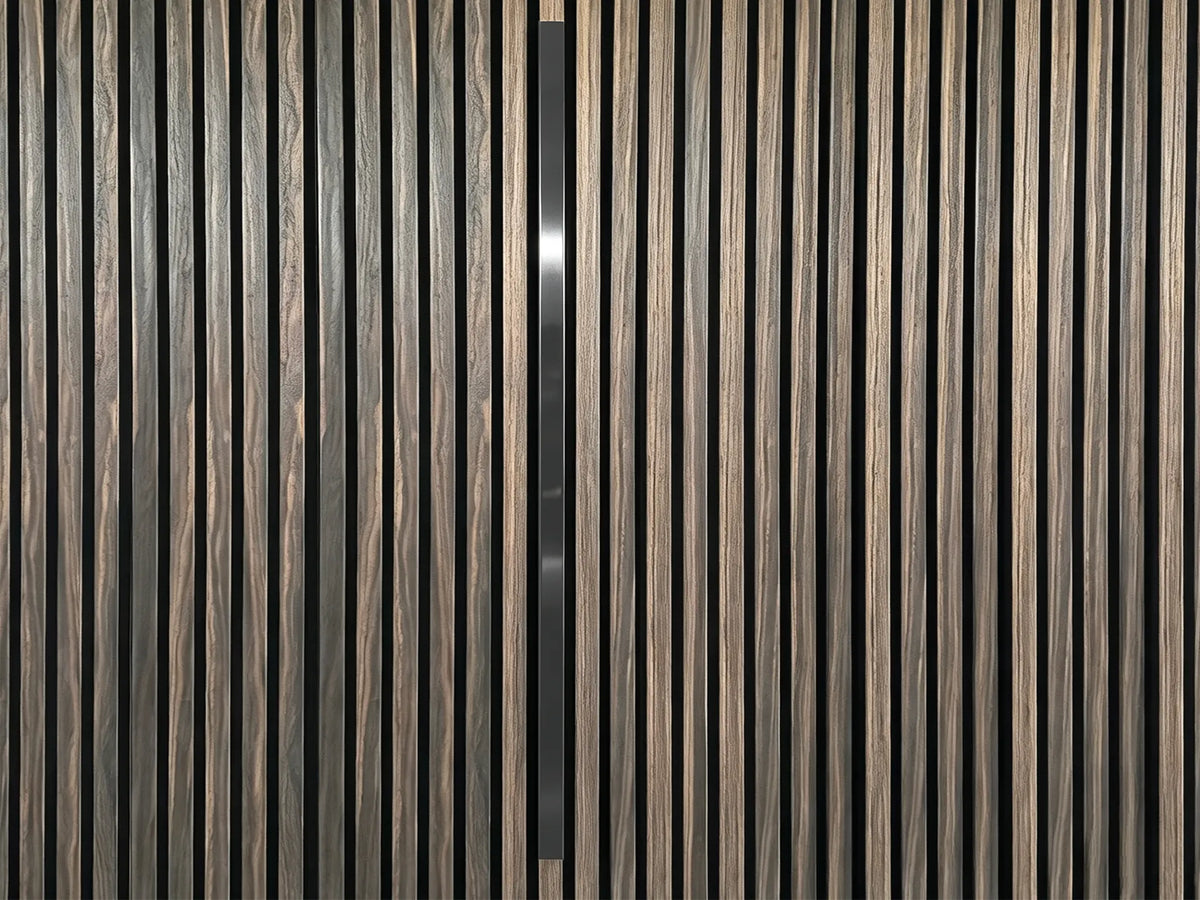 Adeqo sierstrip Zwart van 120 cm in de wand van een akoestisch wandpaneel