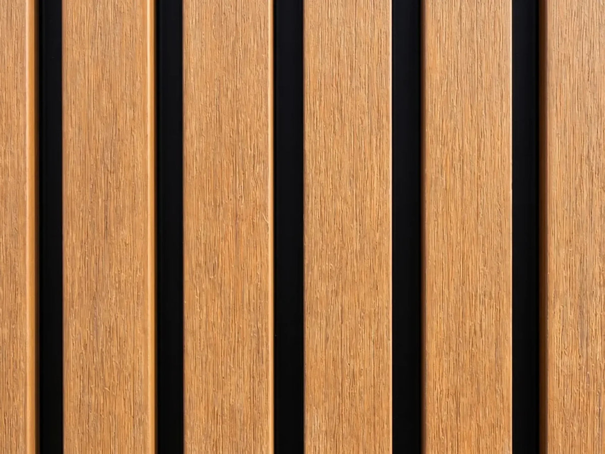 Composiet gevelbekleding in de kleur Teak, rhombusprofiel met zwarte schaduwlijnen