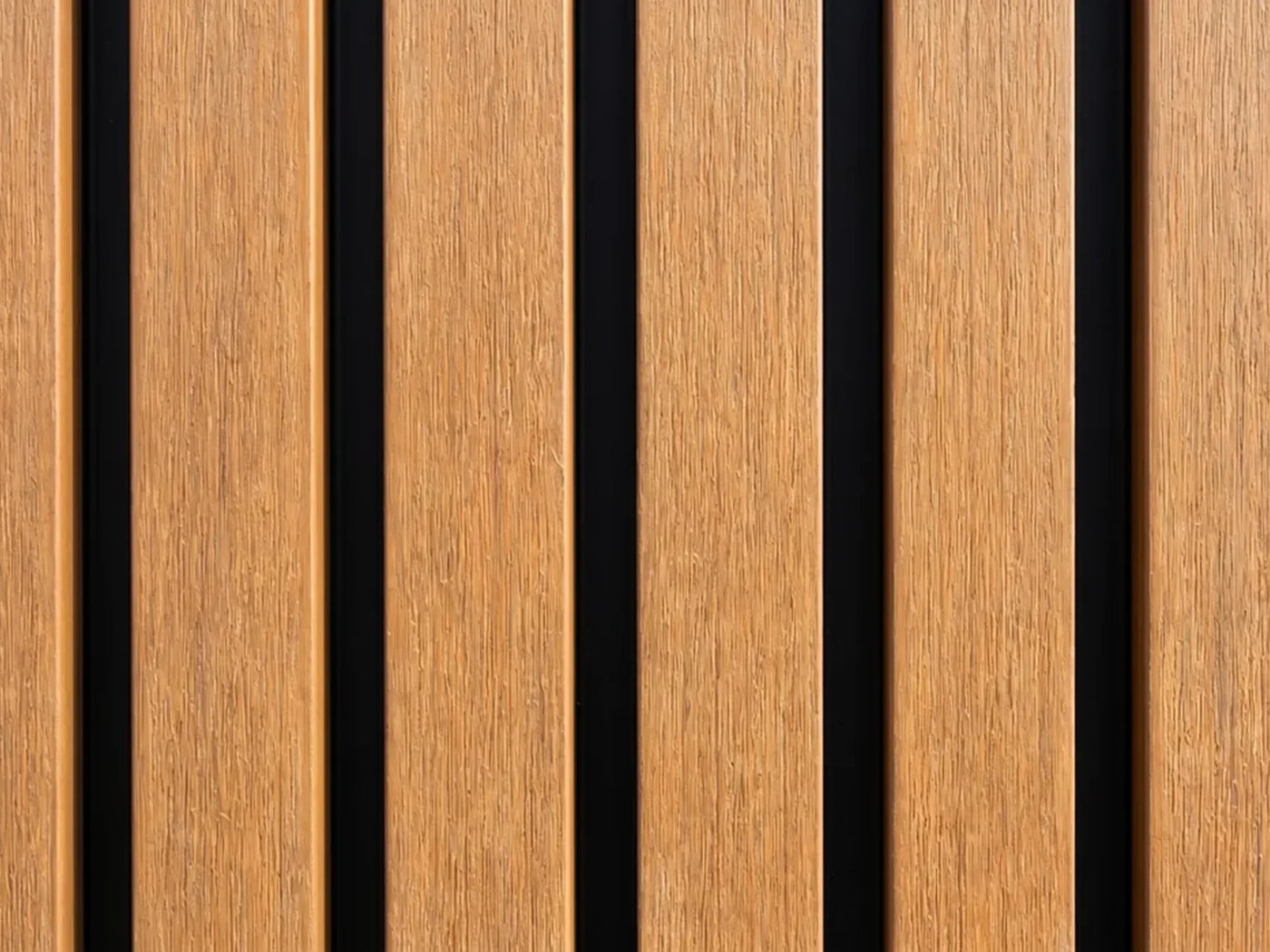 Composiet gevelbekleding in de kleur Teak, rhombusprofiel met zwarte schaduwlijnen