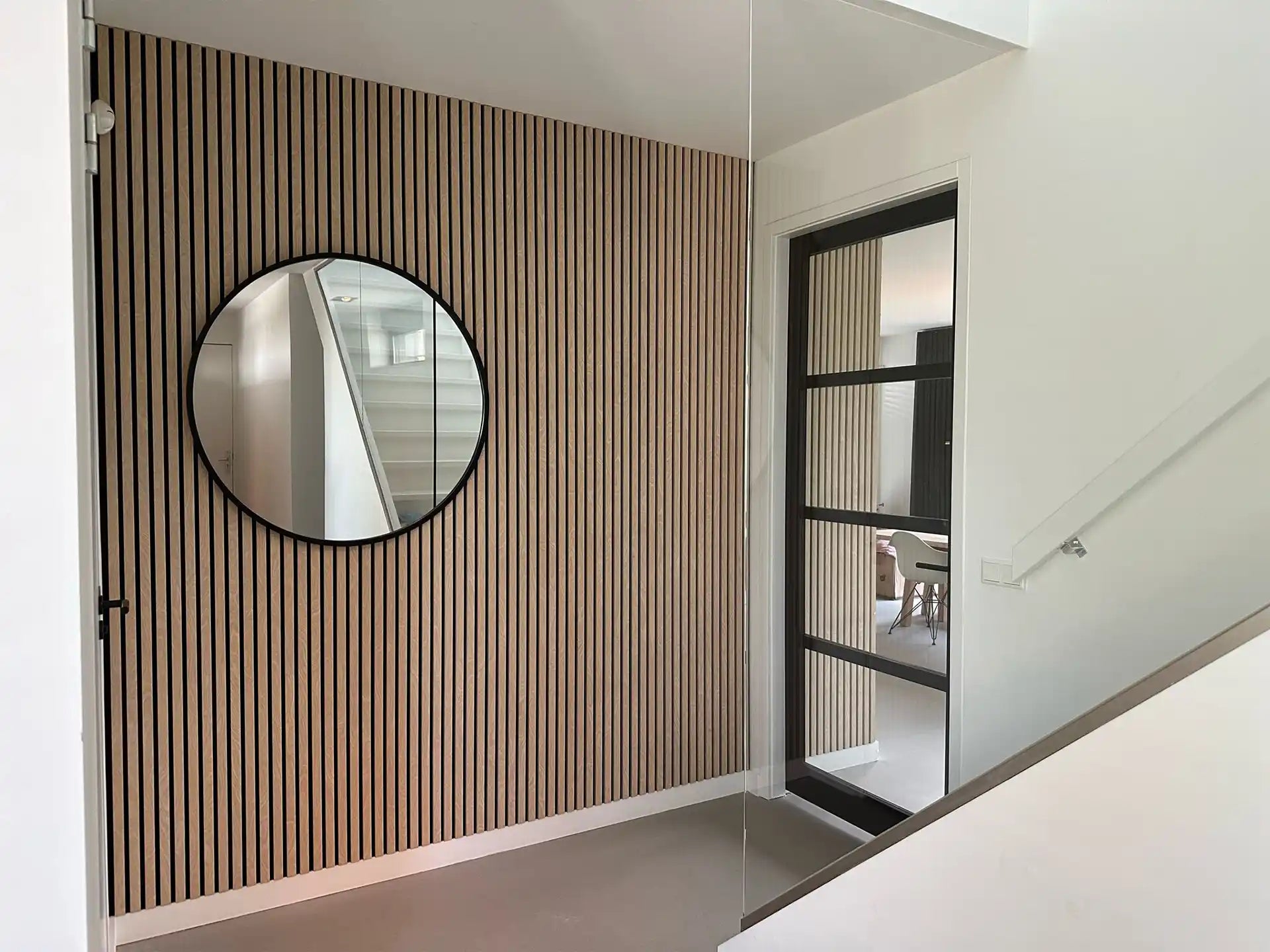 Licht eiken wandpaneel in Scandinavische slaapkamer voor frisse en natuurlijke uitstraling