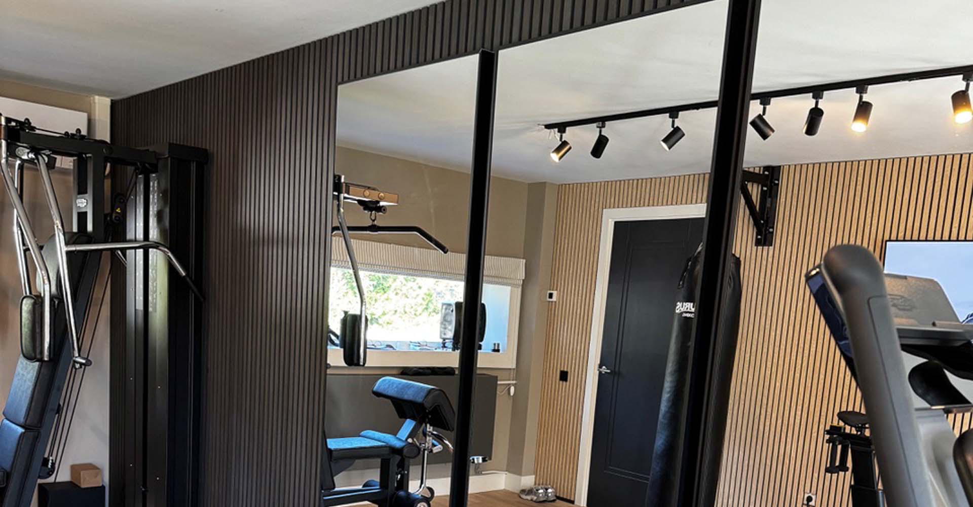 Akoestiek in de sportschool verbeteren: van galm naar trainingscomfort