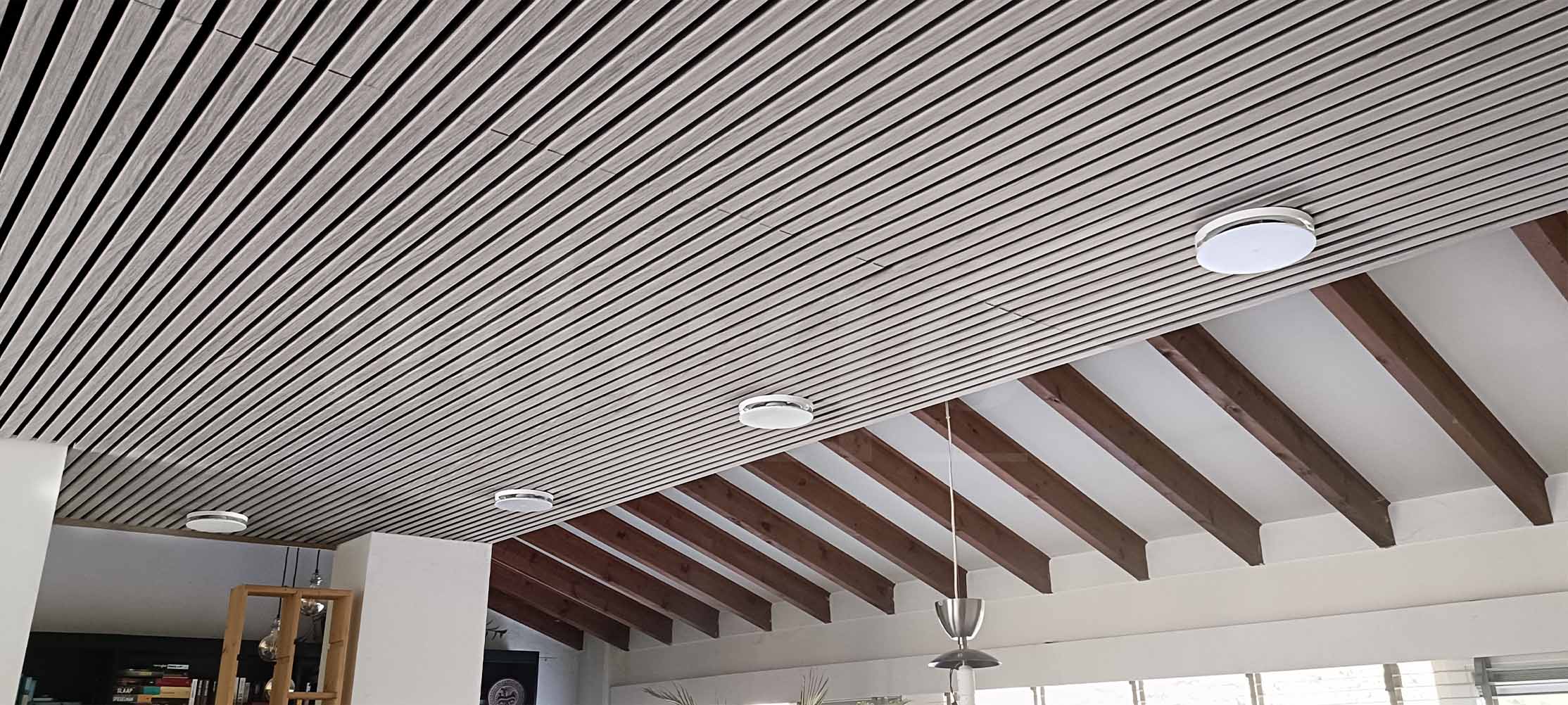 Akoestisch plafondpaneel met moderne uitstraling in de kleur grijs eiken