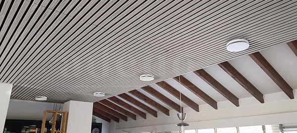 Akoestisch plafondpaneel met moderne uitstraling in de kleur grijs eiken