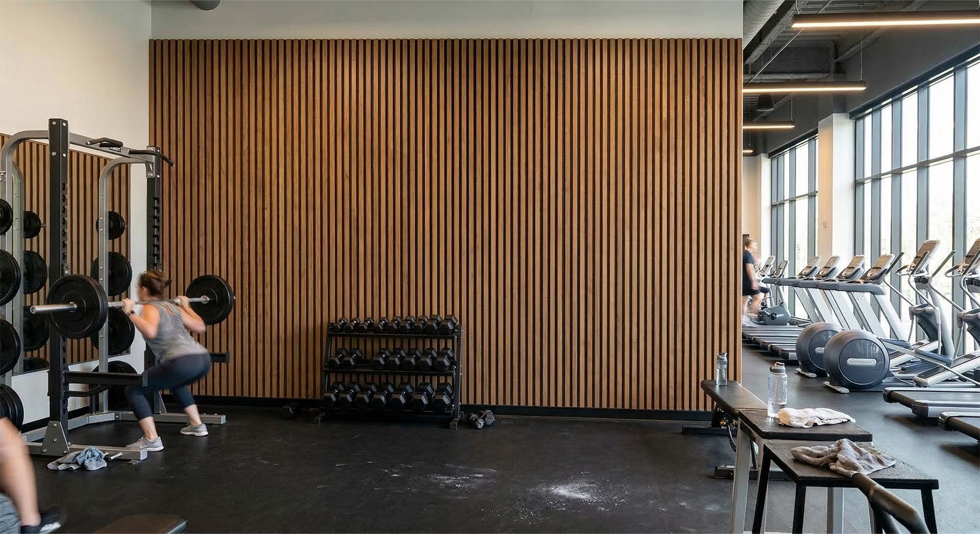 Akoestiek in de sportschool verbeteren: van galm naar trainingscomfort