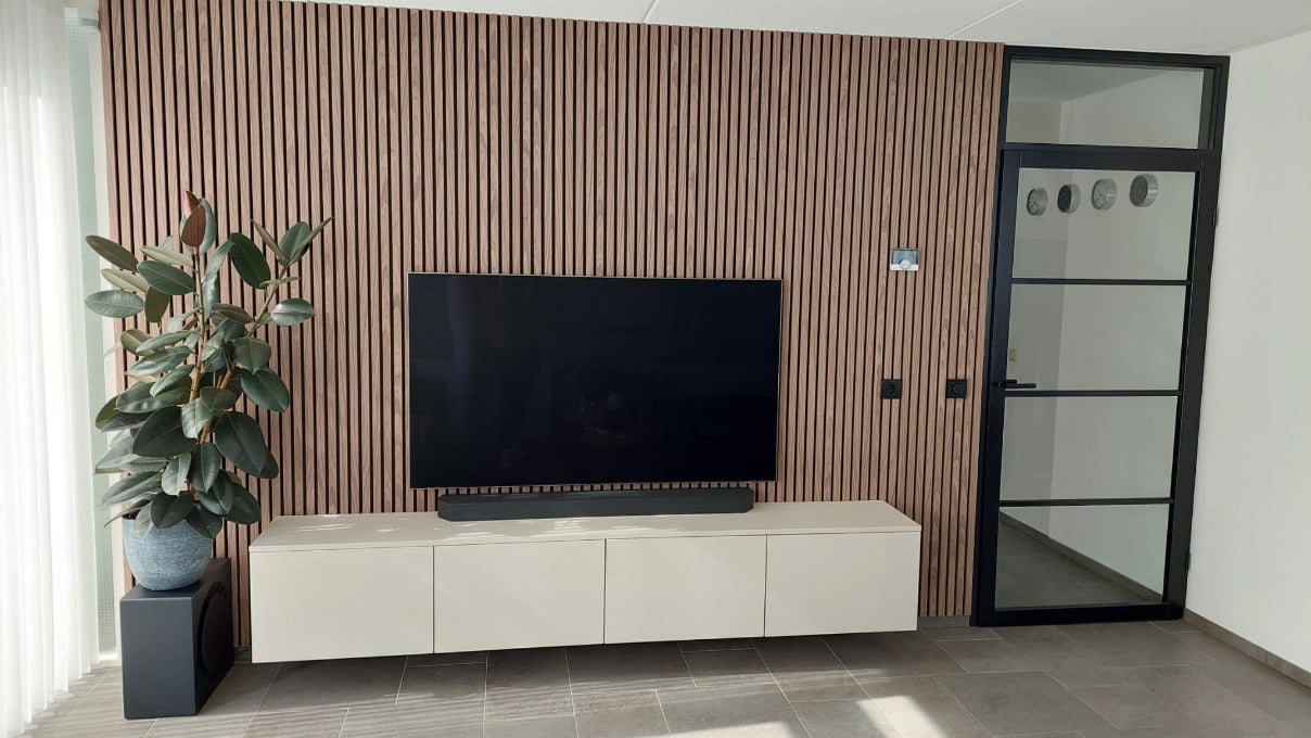 Een stijlvolle lattenwand achter de tv van houten wandpanelen! De perfecte akoestische en sfeervolle oplossing