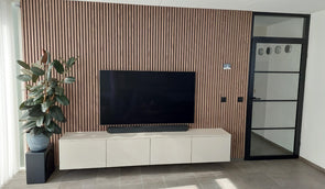Een stijlvolle lattenwand achter de tv van houten wandpanelen! De perfecte akoestische en sfeervolle oplossing