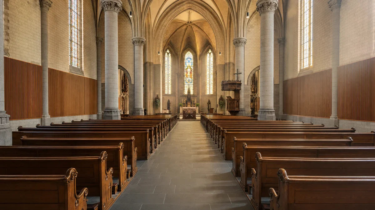 Kerkinterieur met akoestische wandpanelen op de stenen muur, warme houten uitstraling in monumentaal gebouw