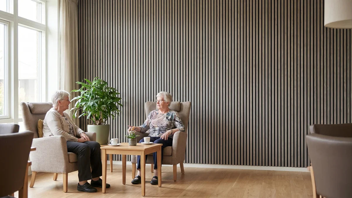 Akoestiek verpleeghuis: waarom galm zwaarder weegt voor bewoners met gehoorverlies