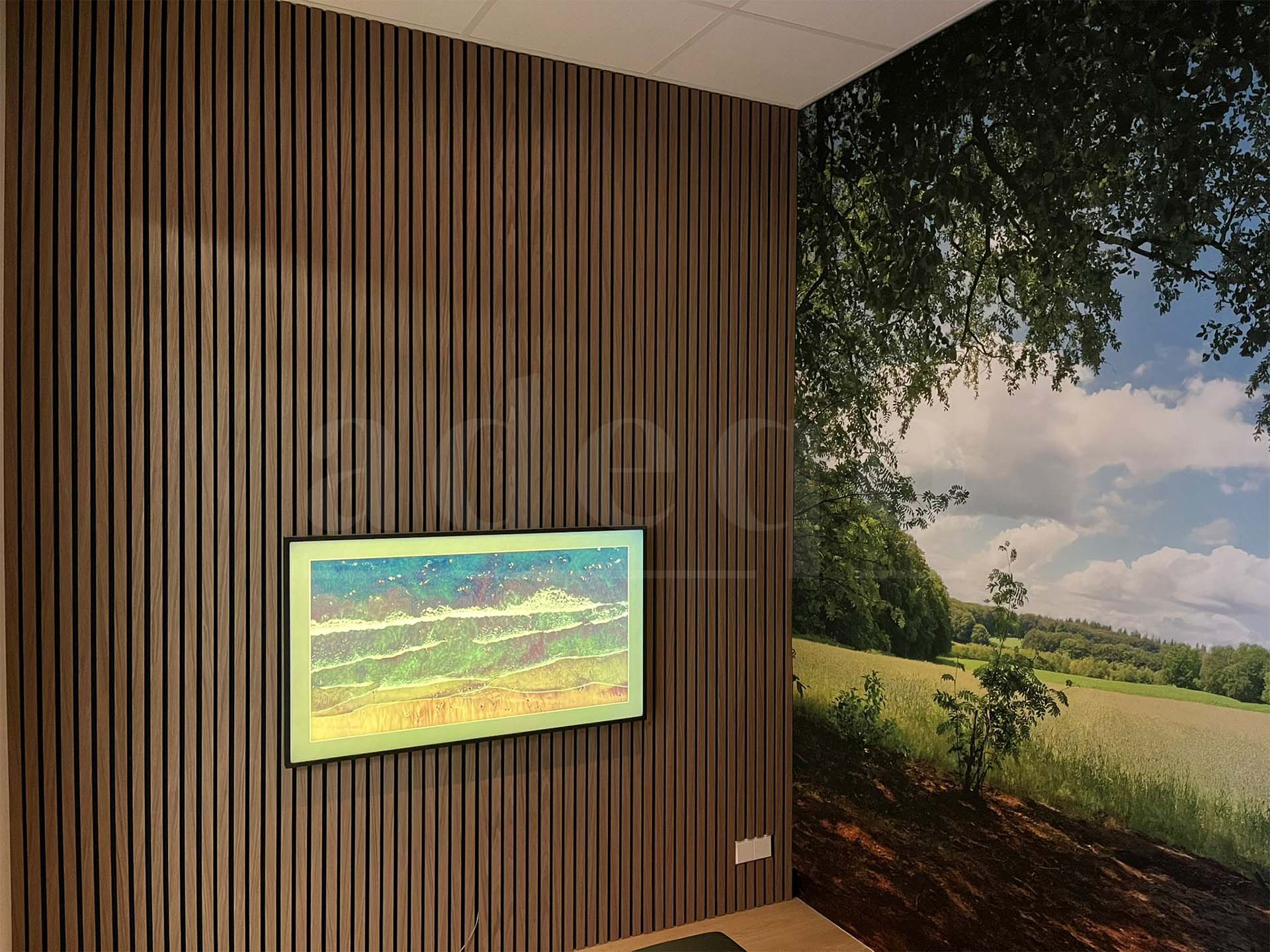 Akoestische wandpanelen van walnoot hout met 3-zijdig fineer als stijlvolle oplossing tegen galm