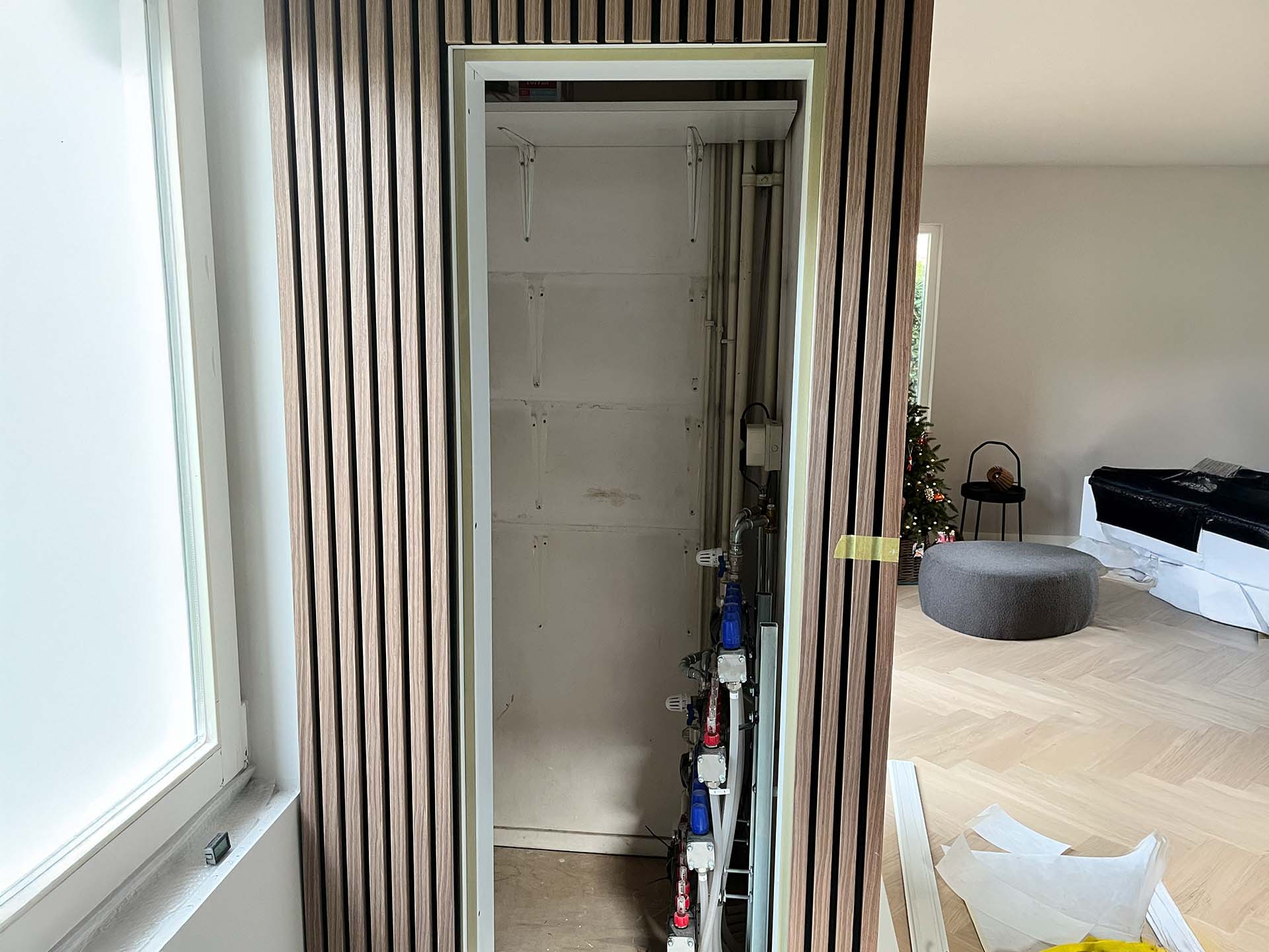 Meterkast wegwerken met akoestische wandpanelen