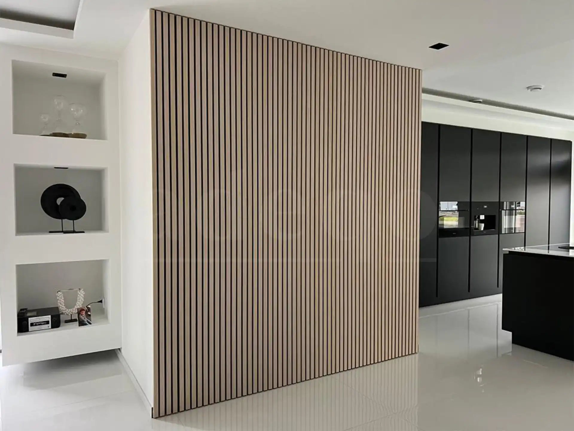 Onzichtbare deur in de wand waarbij de lattenwand volledig doorloopt en de deur niet als aparte doorgang zichtbaar is