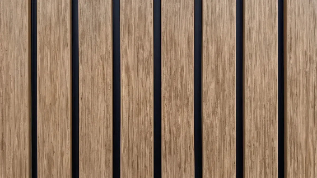 Composiet gevelpaneel in teak met co-extrusielaag, het geribbelde geveloppervlak van dichtbij