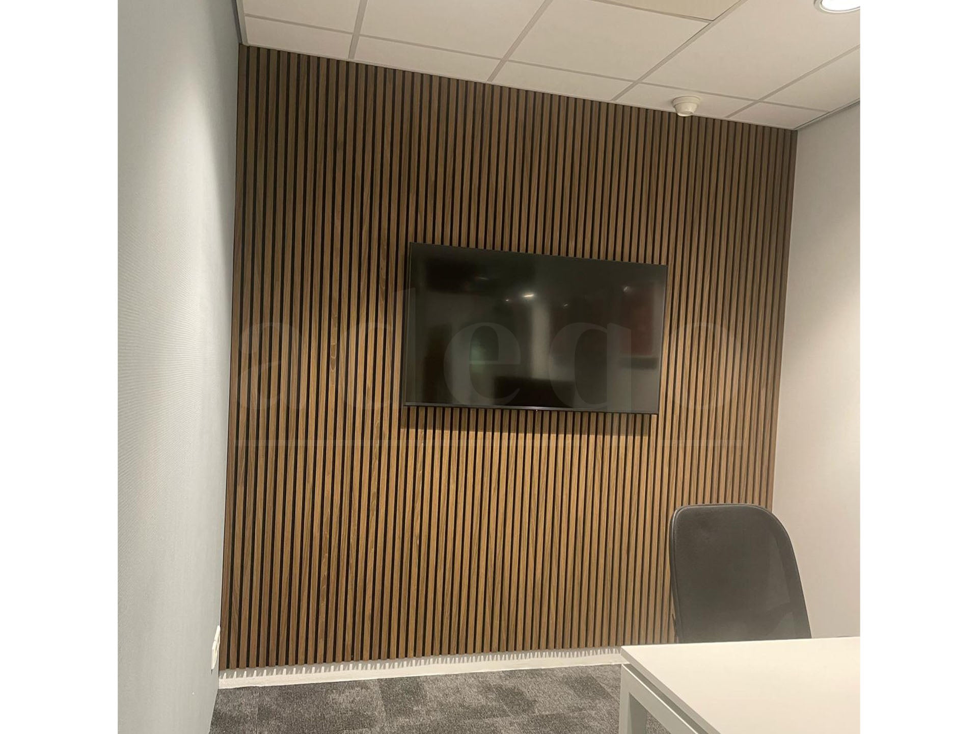 Geluidsabsorberend wandpaneel in Bruin Eiken voor verbeterde akoestiek en interieurdesign