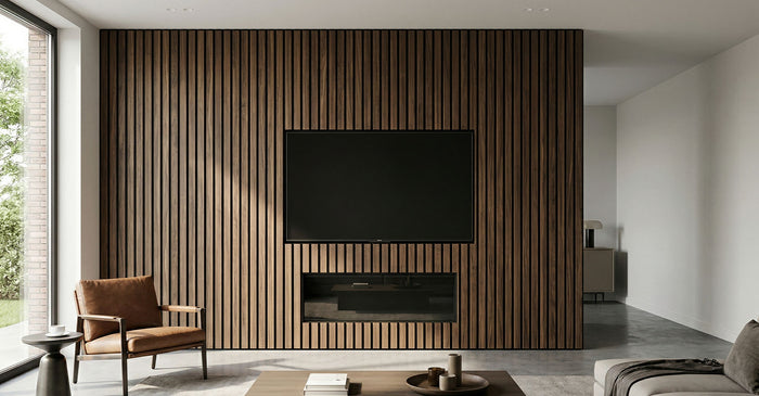 Woonkamer met een tv-wand van donkere houten akoestische wandpanelen