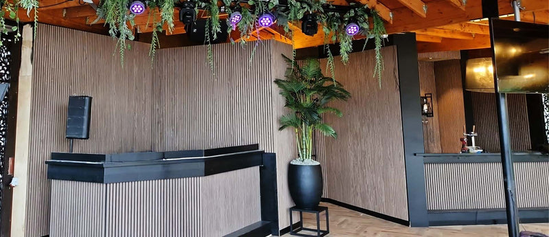 Akoestische wandpanelen licht walnoot in beachclub Best