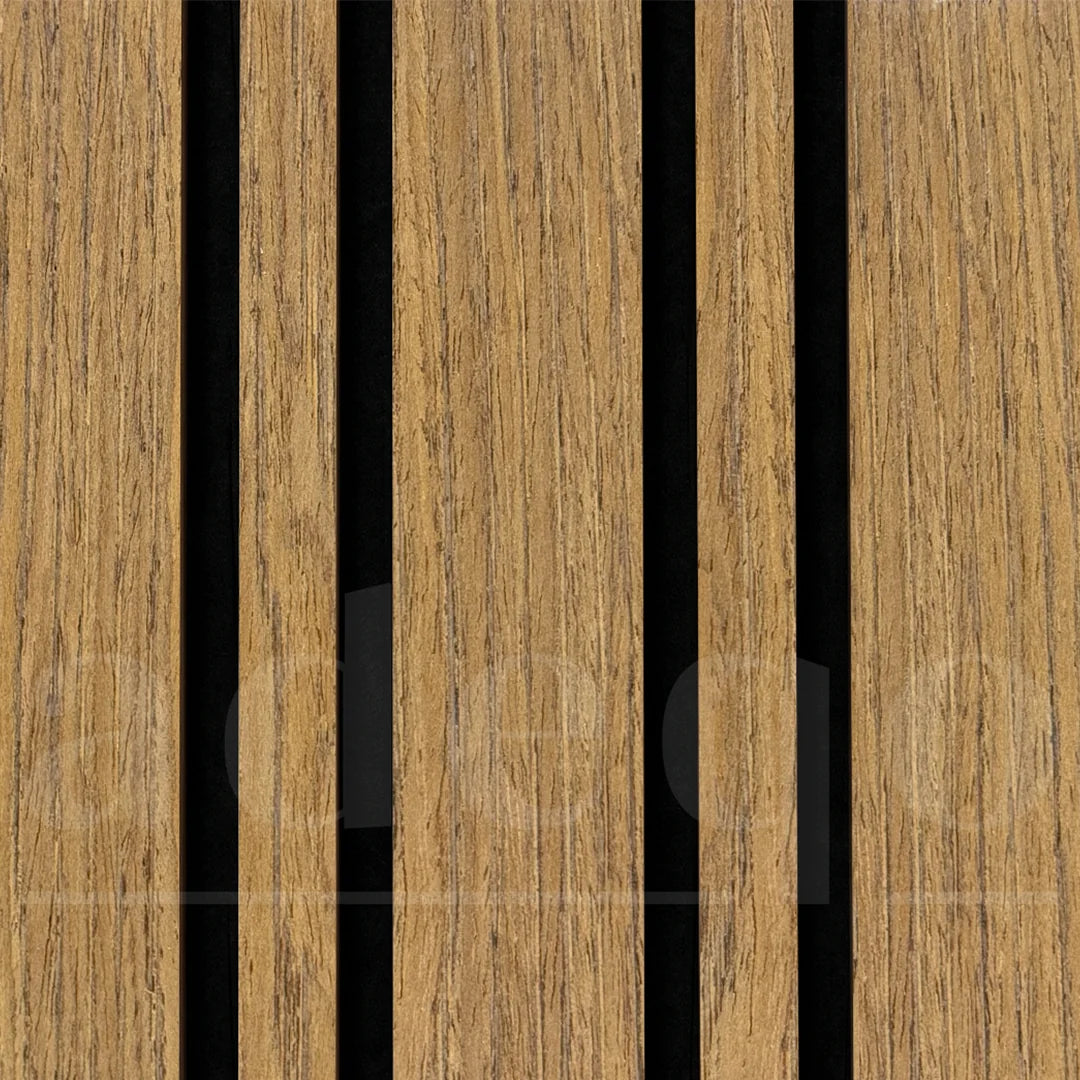 Sample wisselende lat van Adeqo in Teak, met 6 + 2 cm afwisselend latpatroon op zwart akoestisch vilt.