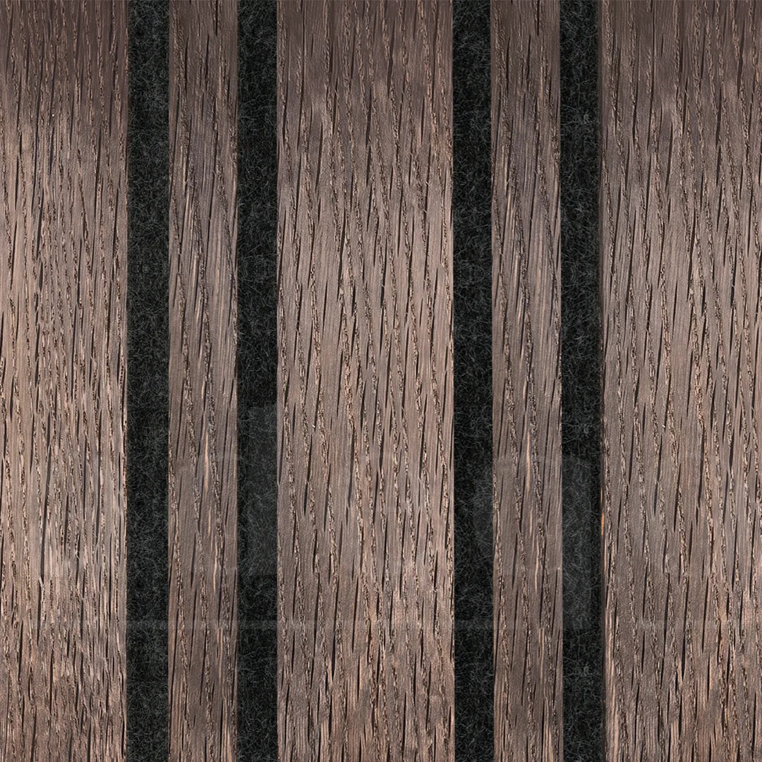 Sample wisselende lat WoodSkin van Adeqo in Gerookt Eiken Donker, met 6 + 2 cm afwisselend latpatroon op antraciet akoestisch vilt.
