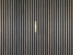 Adeqo sierstrip Goud van 20 cm in de wand van een akoestisch wandpaneel
