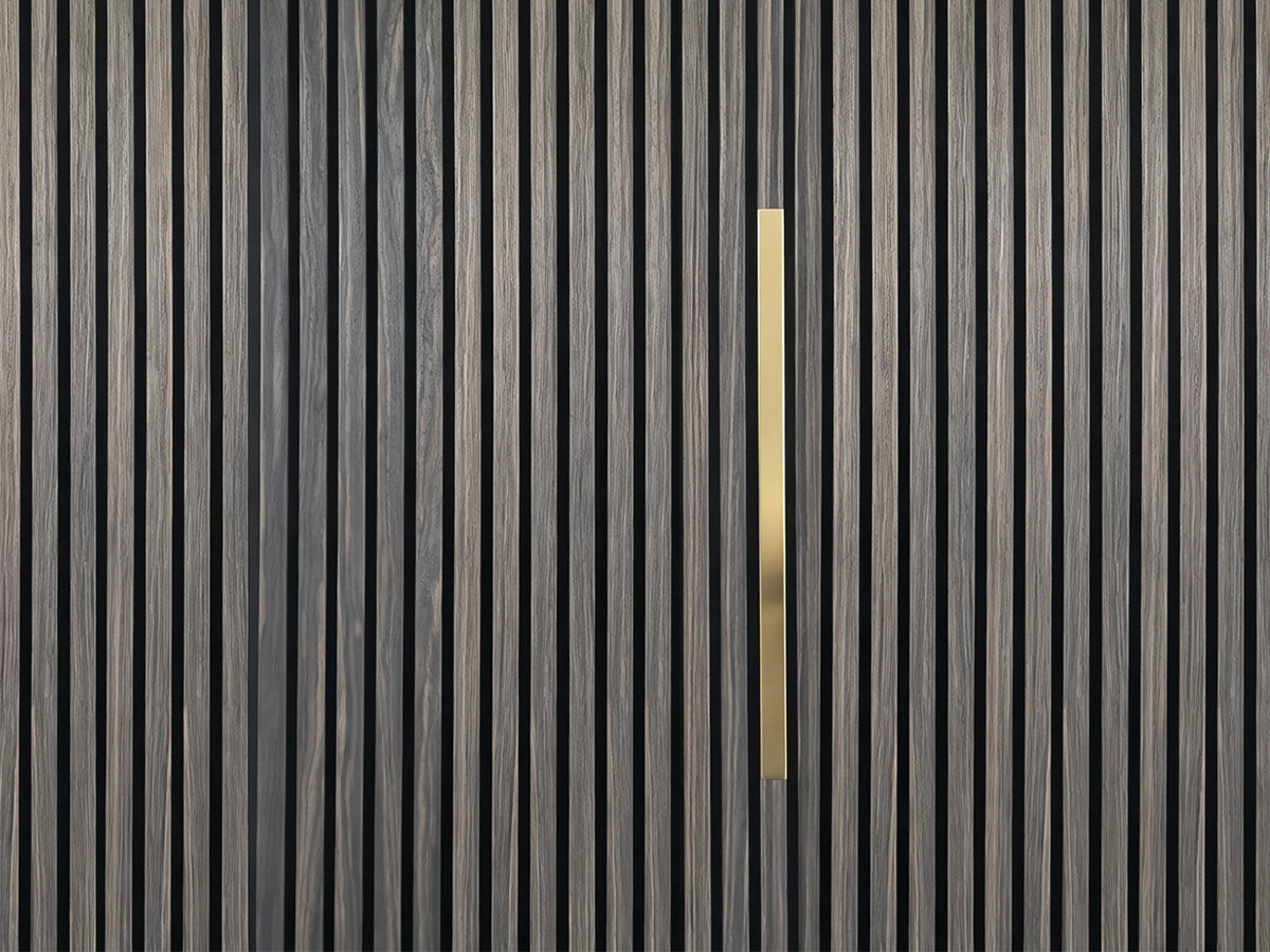 Adeqo sierstrip Goud van 60 cm in de wand van een akoestisch wandpaneel