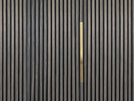 Adeqo sierstrip Goud van 60 cm in de wand van een akoestisch wandpaneel