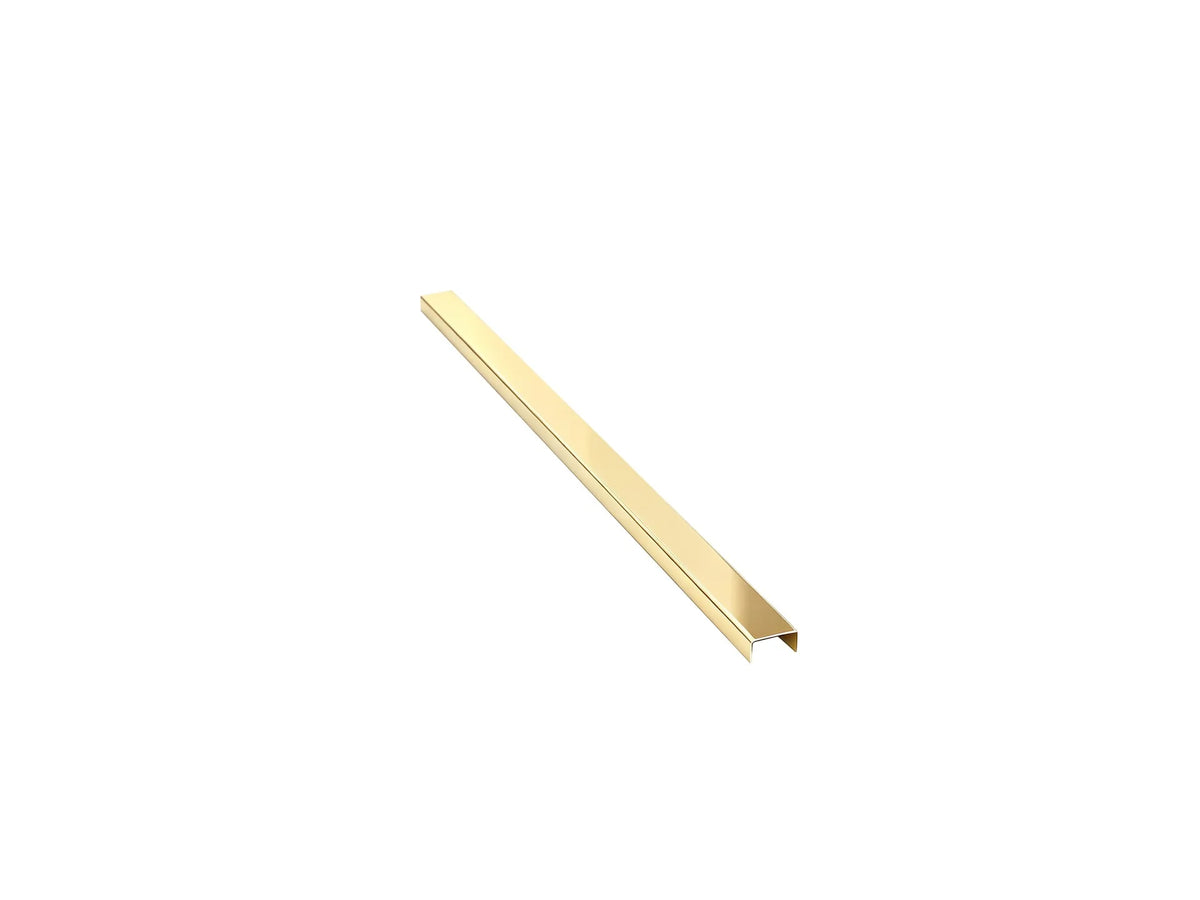 Adeqo sierstrip Goud van 60 cm schuin van opzij, met het U-profiel van 27 mm in 304 roestvast staal in beeld