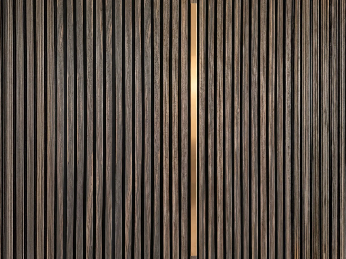 Adeqo sierstrip Rose Goud van 120 cm in de wand van een akoestisch wandpaneel