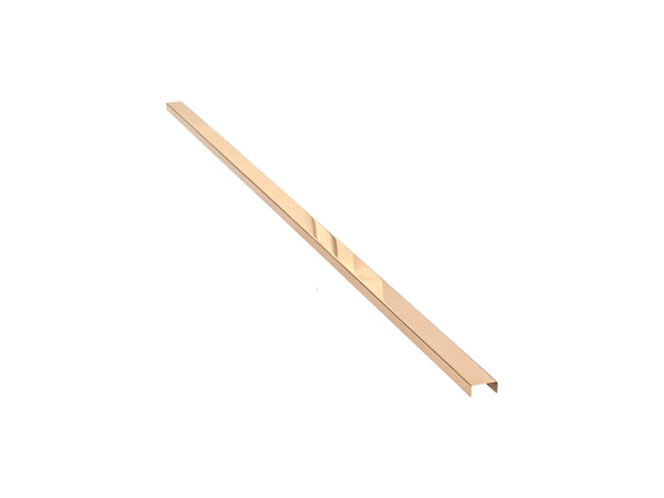 Adeqo sierstrip Rose Goud van 120 cm schuin van opzij, met het U-profiel van 27 mm in 304 roestvast staal in beeld
