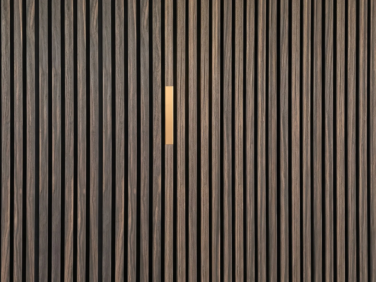 Adeqo sierstrip Rose Goud van 20 cm in de wand van een akoestisch wandpaneel
