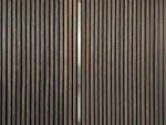 Adeqo sierstrip Zilver van 120 cm in de wand van een akoestisch wandpaneel
