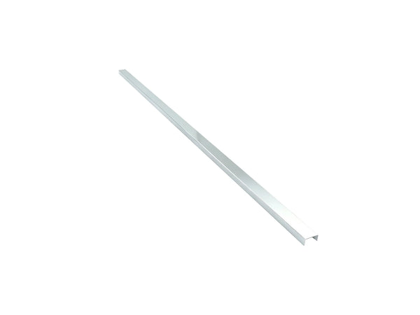 Adeqo sierstrip Zilver van 120 cm schuin van opzij, met het U-profiel van 27 mm in 304 roestvast staal in beeld