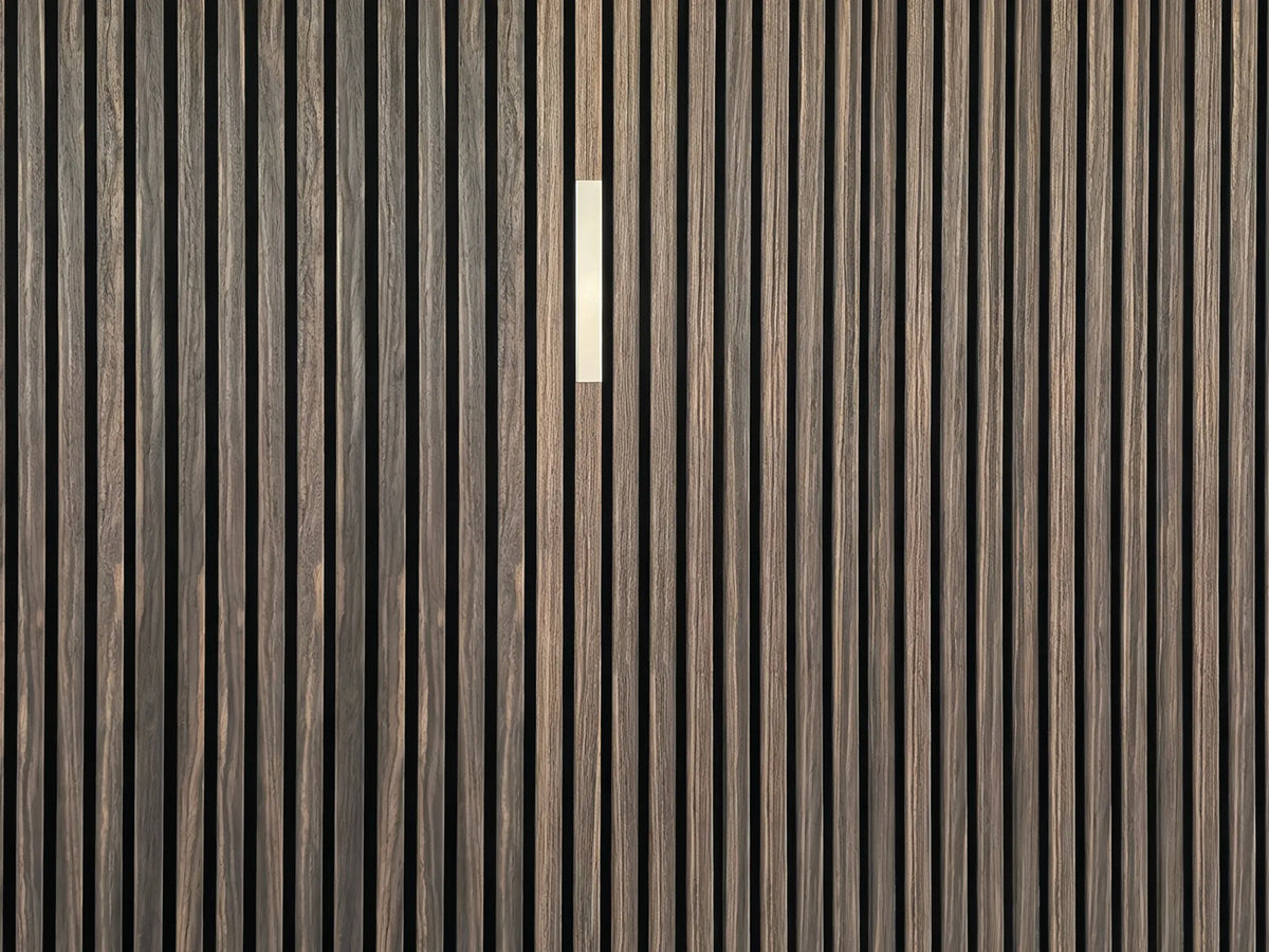 Adeqo sierstrip Zilver van 20 cm in de wand van een akoestisch wandpaneel