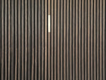 Adeqo sierstrip Zilver van 20 cm in de wand van een akoestisch wandpaneel