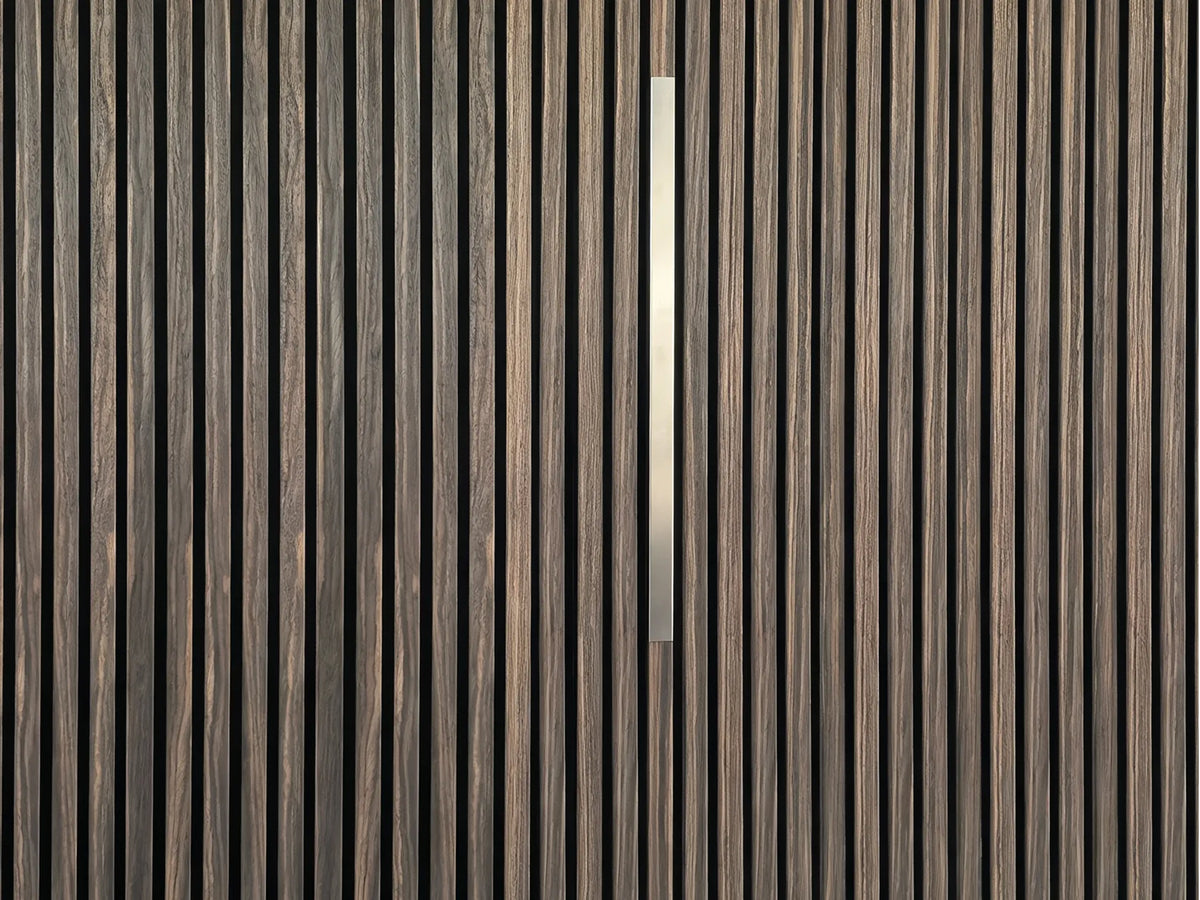 Adeqo sierstrip Zilver van 60 cm in de wand van een akoestisch wandpaneel