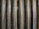 Adeqo sierstrip Zwart van 120 cm in de wand van een akoestisch wandpaneel