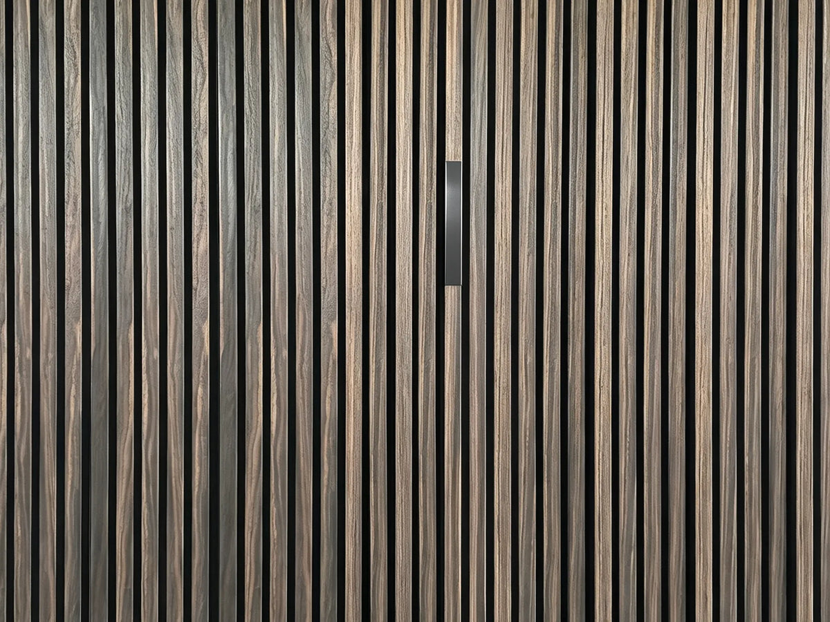 Adeqo sierstrip Zwart van 20 cm in de wand van een akoestisch wandpaneel