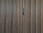 Adeqo sierstrip Zwart van 20 cm in de wand van een akoestisch wandpaneel