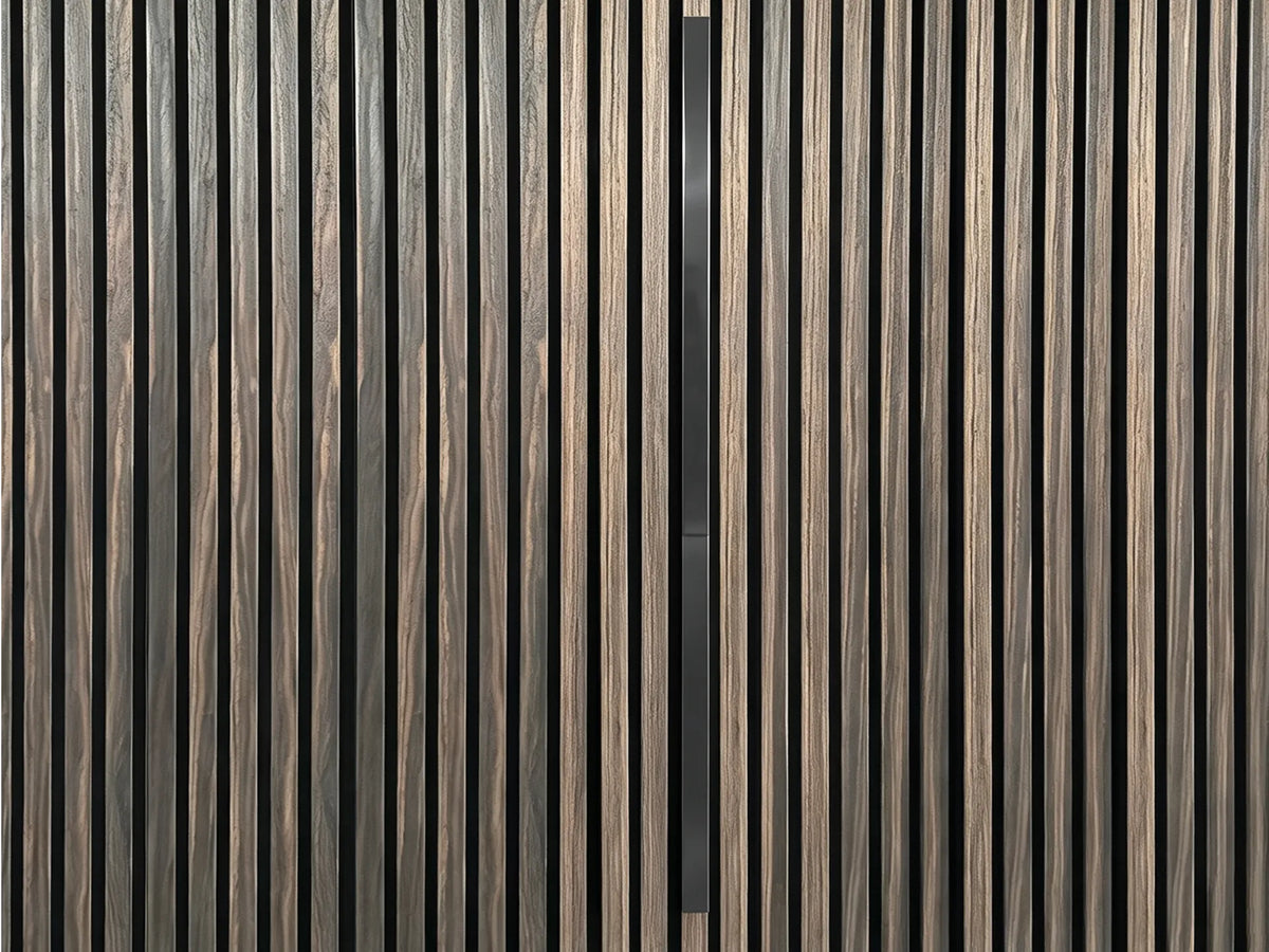 Adeqo sierstrip Zwart van 60 cm in de wand van een akoestisch wandpaneel