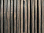 Adeqo sierstrip Zwart van 60 cm in de wand van een akoestisch wandpaneel