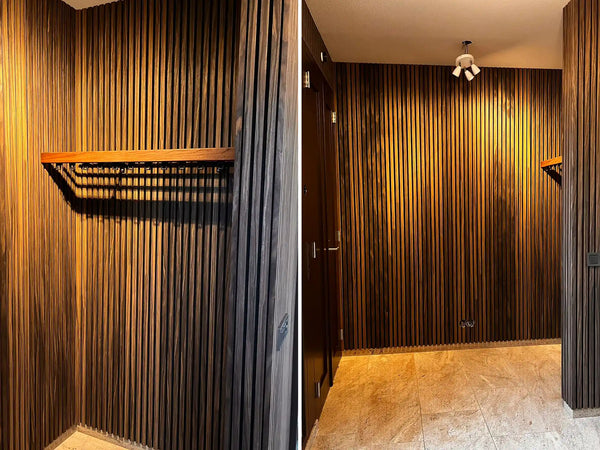 Akoestische wandpanelen van gerookt eiken in een luxe hal met verticale lattenstructuur