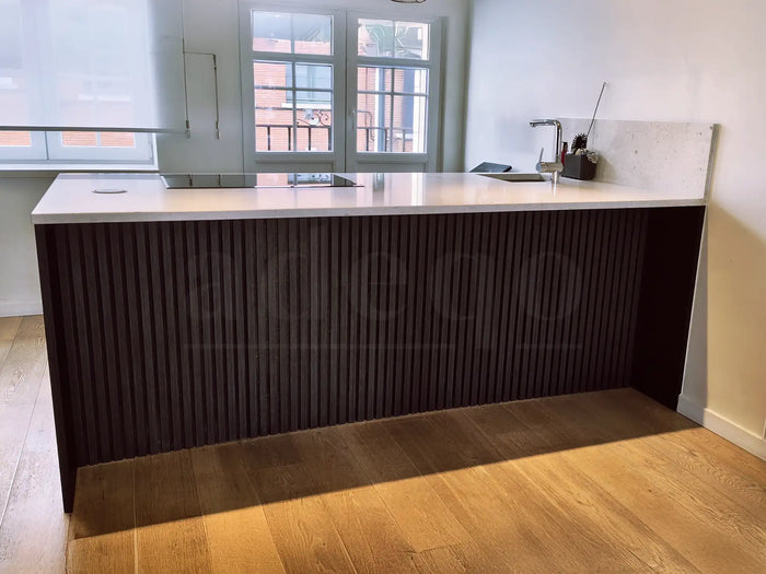 Ontvangstbalie bekleed met akoestische wandpanelen in Zwart Eiken op een houten vloer
