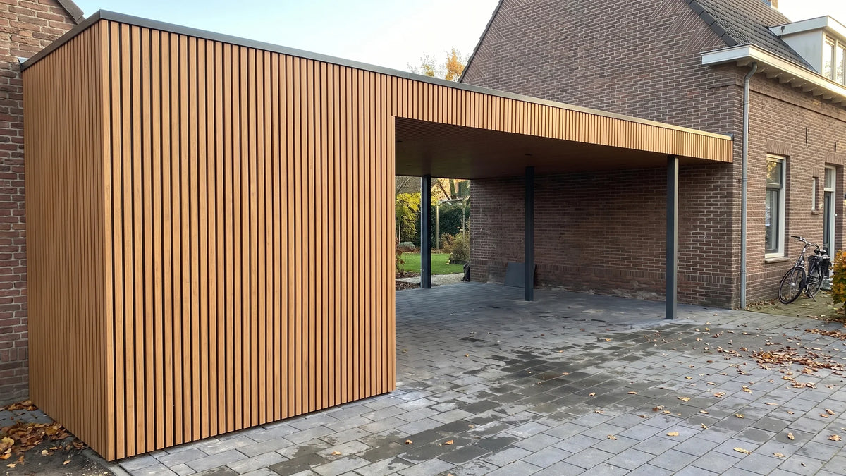 Carport bekleed met composiet gevelbekleding in teak, tegen een bestaand woonhuis