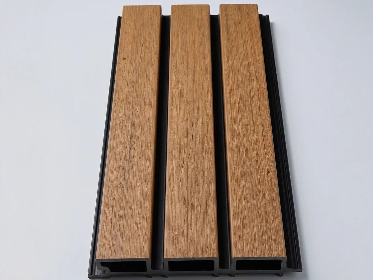 Compolux Highline rhombuspaneel in teak en zwart, vooraanzicht met drie latten van 55 mm