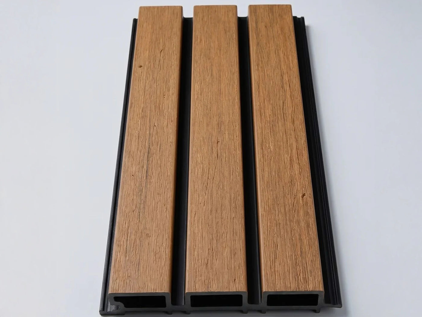 Compolux Highline rhombuspaneel in teak en zwart, vooraanzicht met drie latten van 55 mm