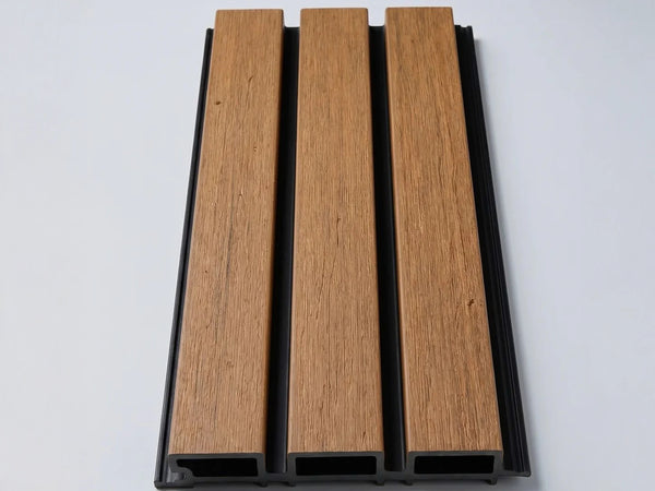 Compolux Highline rhombuspaneel in teak en zwart, vooraanzicht met drie latten van 55 mm