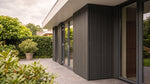 Woonhuis met composiet gevelbekleding in Zwart, rhombusprofiel rond de gevelhoek