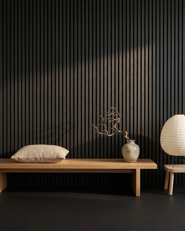 Zwart akoestisch wandpaneel in japandi interieur