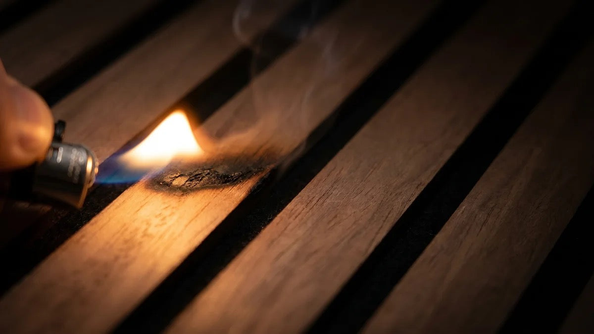 Vlamtest met een brander op een houten lat